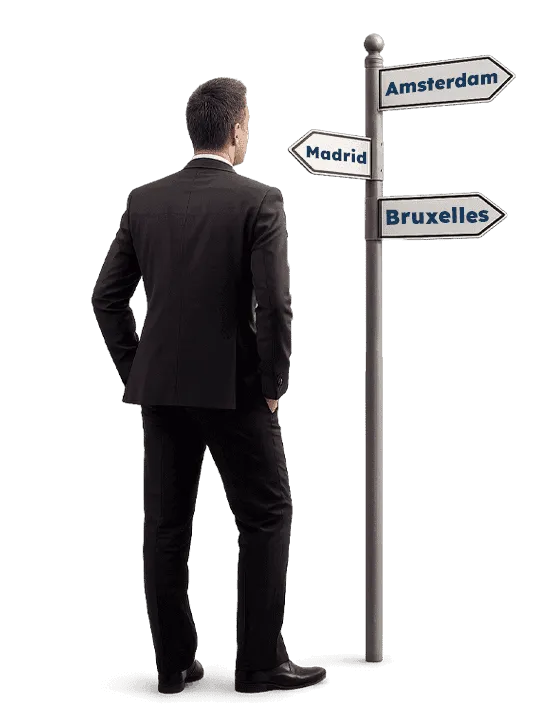 uomo davanti a cartello direzionale con varie città europee